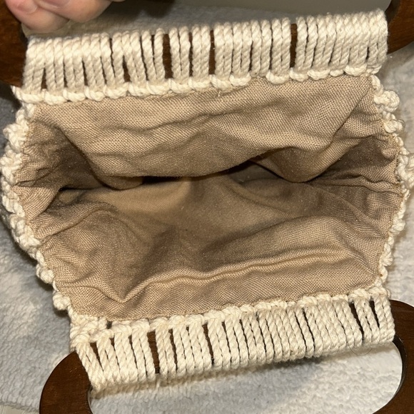 True Vintage Ivory Macrame Crocheted Handbag Purse Brown wooden Handle - Picture 4 of 8